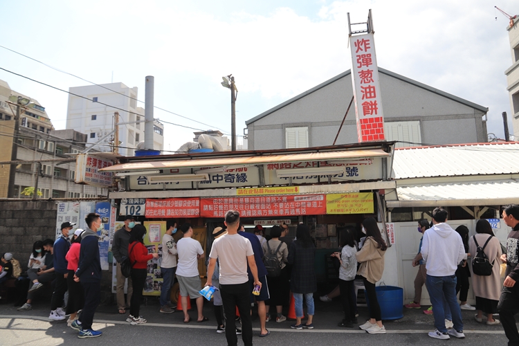 花蓮排隊美食》黃車炸彈蔥油餅，內外都酥軟的炸蔥油餅