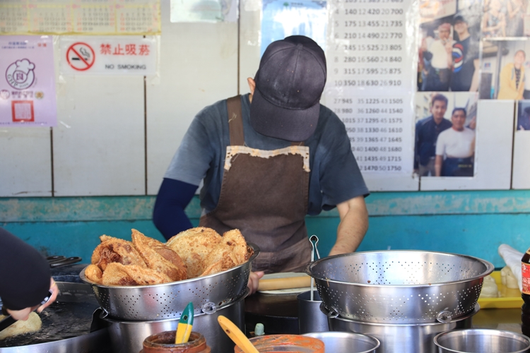 花蓮排隊美食》黃車炸彈蔥油餅，內外都酥軟的炸蔥油餅
