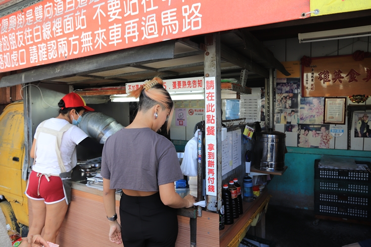 花蓮排隊美食》黃車炸彈蔥油餅，內外都酥軟的炸蔥油餅