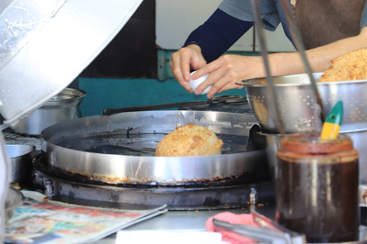 花蓮排隊美食》黃車炸彈蔥油餅，內外都酥軟的炸蔥油餅