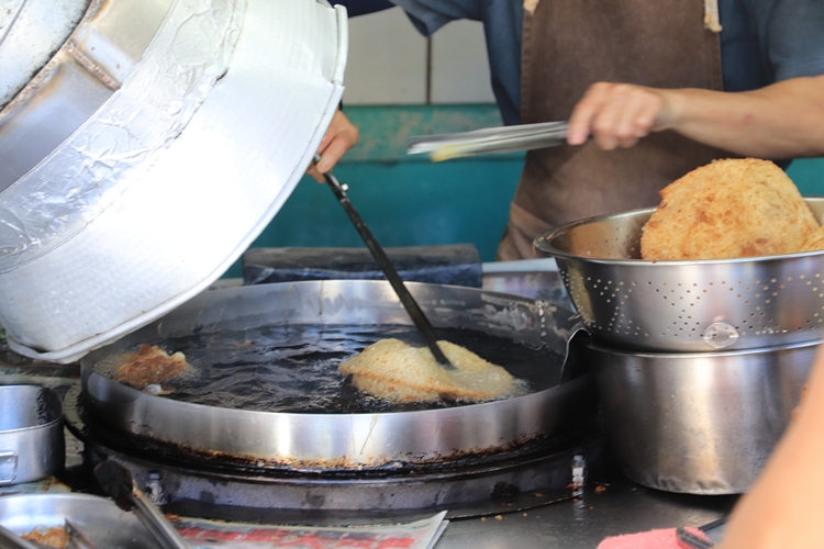 花蓮排隊美食》黃車炸彈蔥油餅，內外都酥軟的炸蔥油餅