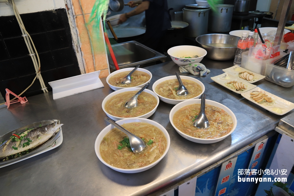 高雄在地人推薦》萬二小吃店，港邊平價海產店，東炒西炒每樣都好吃