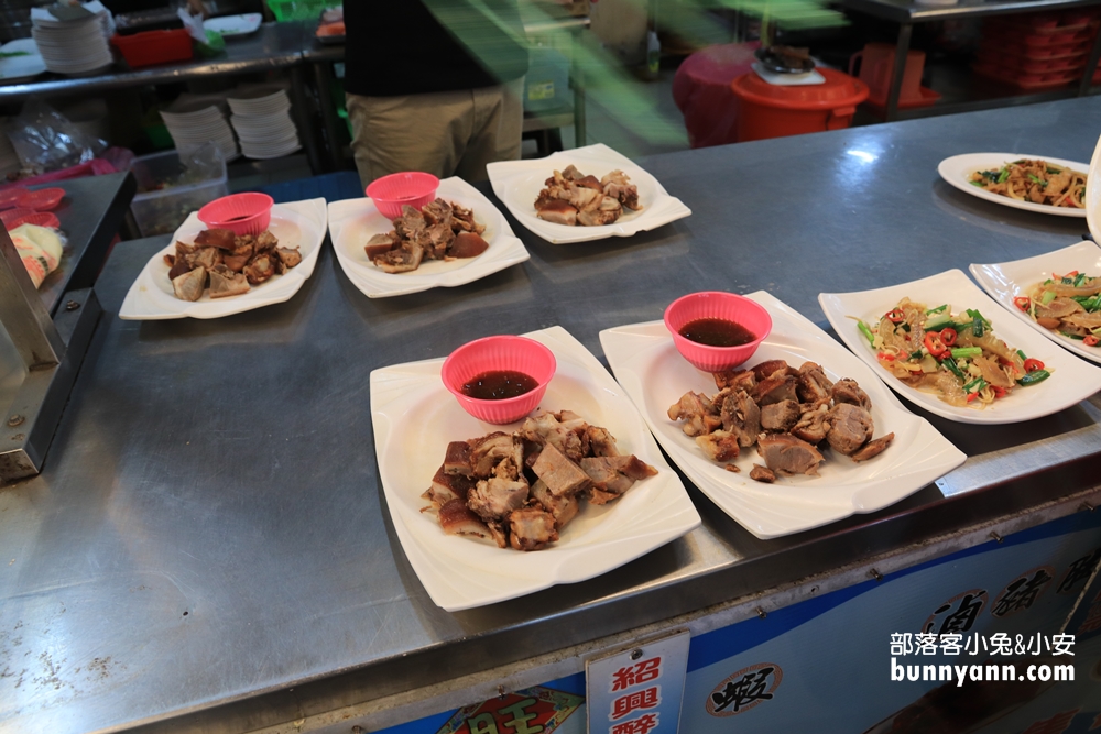 高雄在地人推薦》萬二小吃店，港邊平價海產店，東炒西炒每樣都好吃