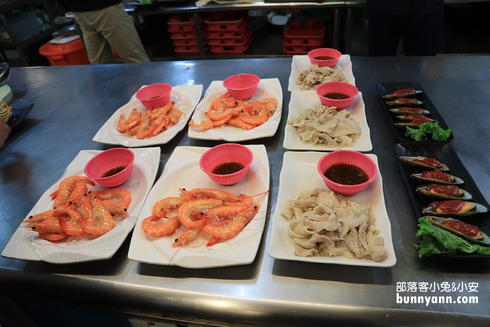 高雄在地人推薦》萬二小吃店，港邊平價海產店，東炒西炒每樣都好吃