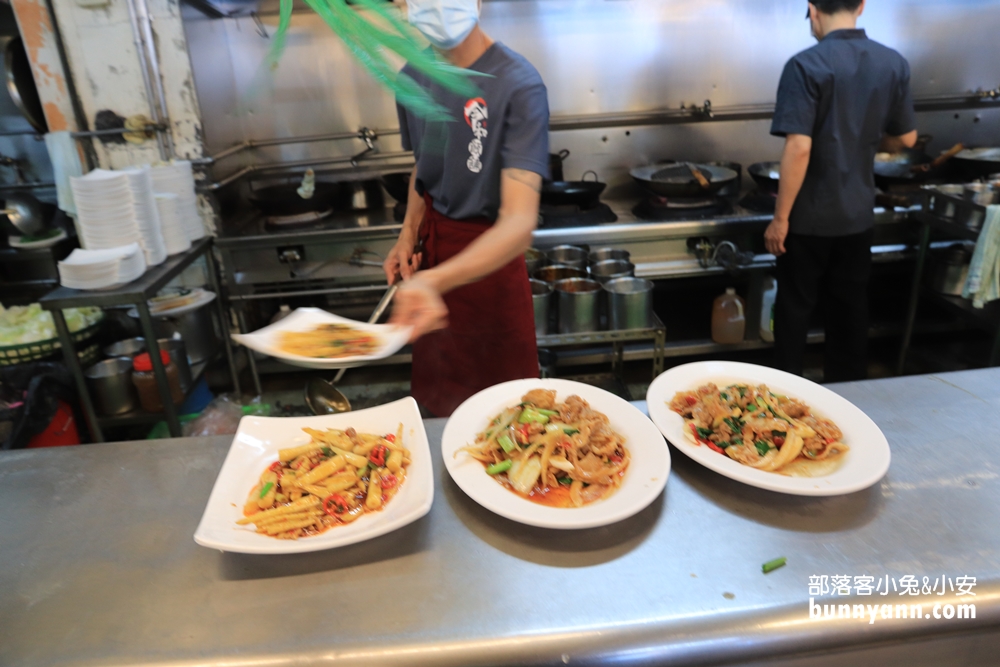 高雄在地人推薦》萬二小吃店，港邊平價海產店，東炒西炒每樣都好吃