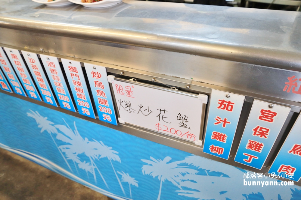 高雄在地人推薦》萬二小吃店，港邊平價海產店，東炒西炒每樣都好吃
