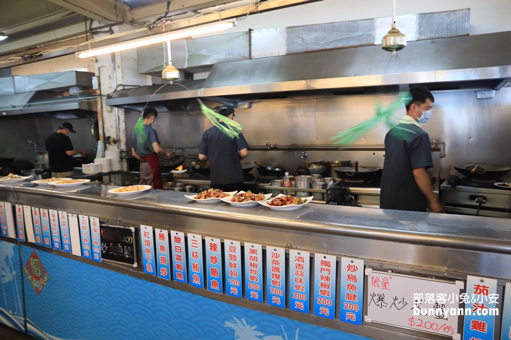 高雄在地人推薦》萬二小吃店，港邊平價海產店，東炒西炒每樣都好吃