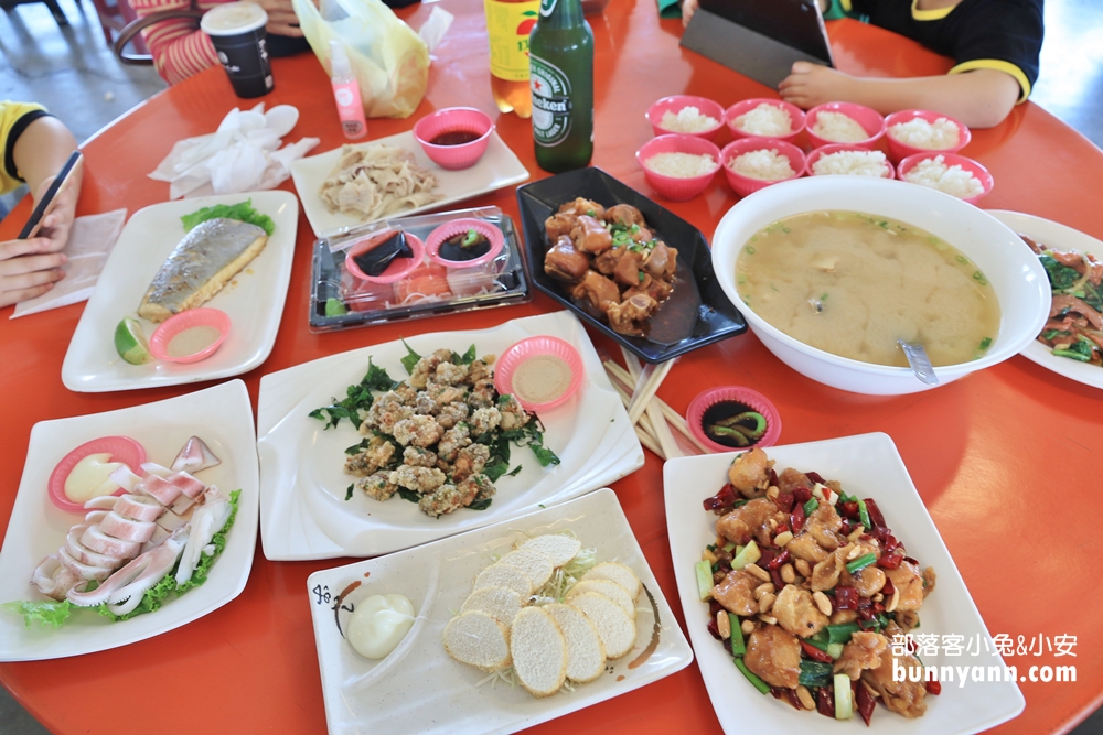 高雄在地人推薦》萬二小吃店，港邊平價海產店，東炒西炒每樣都好吃