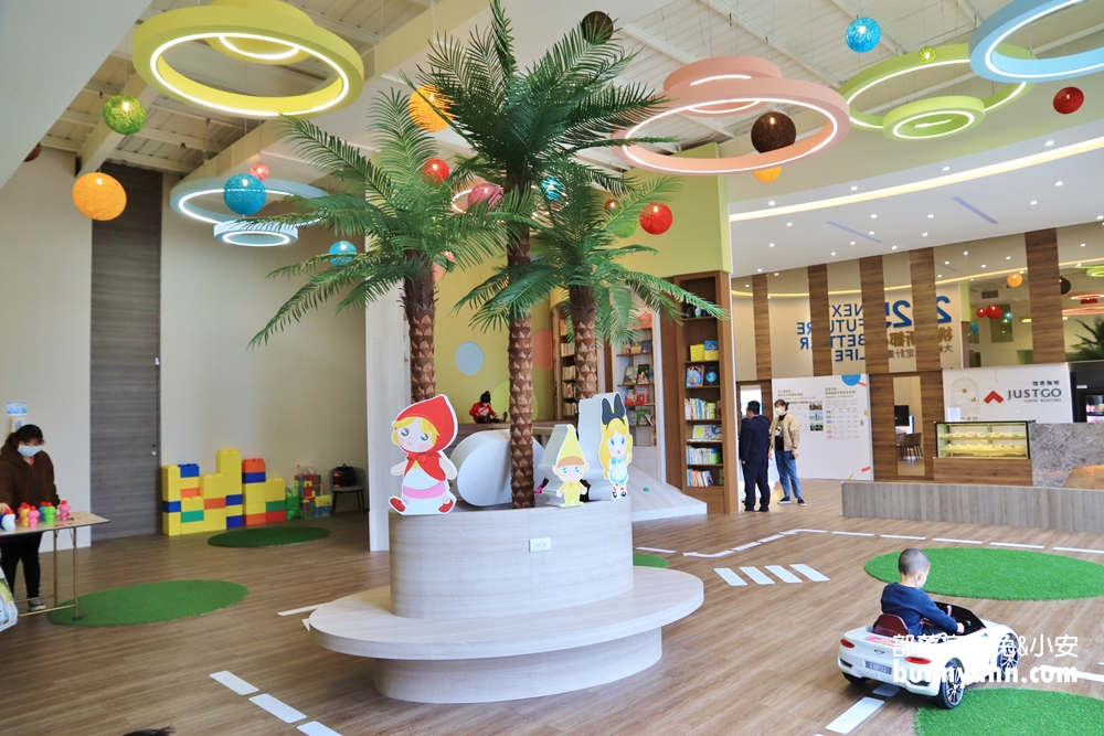 桃園》免費景點！經國特區快閃遛樂KID樂園，6米高溜滑梯、免費玩電動車超棒的！