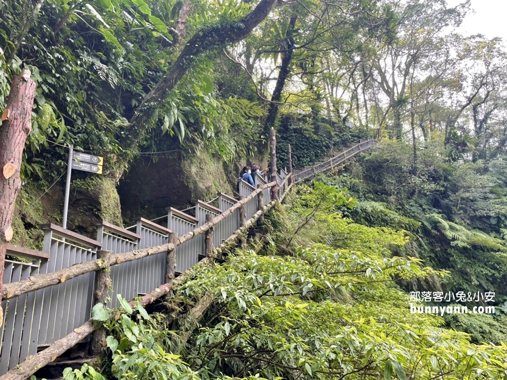 新北平溪區【十分瀑布】超親民賞瀑步道，下車走15分鐘即可抵達