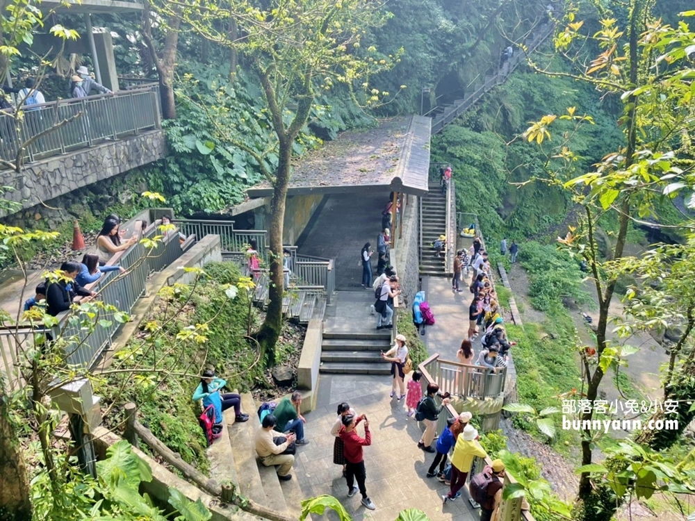 新北平溪區【十分瀑布】超親民賞瀑步道，下車走15分鐘即可抵達