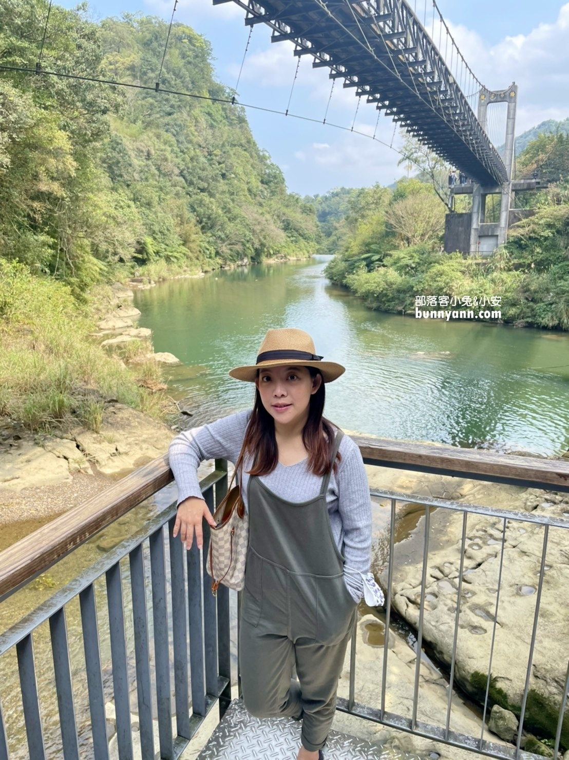 新北平溪區【十分瀑布】超親民賞瀑步道，下車走15分鐘即可抵達