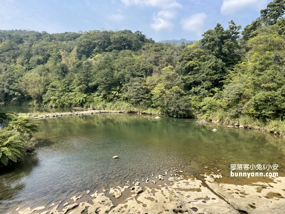 新北平溪區【十分瀑布】超親民賞瀑步道，下車走15分鐘即可抵達