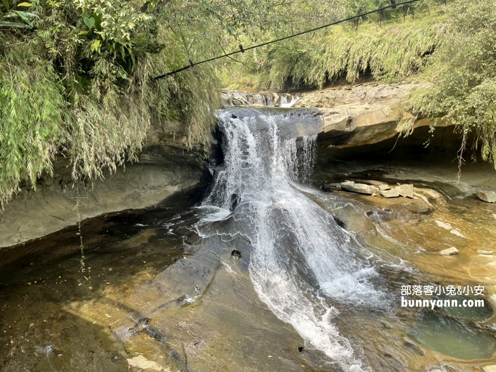 新北平溪區【十分瀑布】超親民賞瀑步道，下車走15分鐘即可抵達