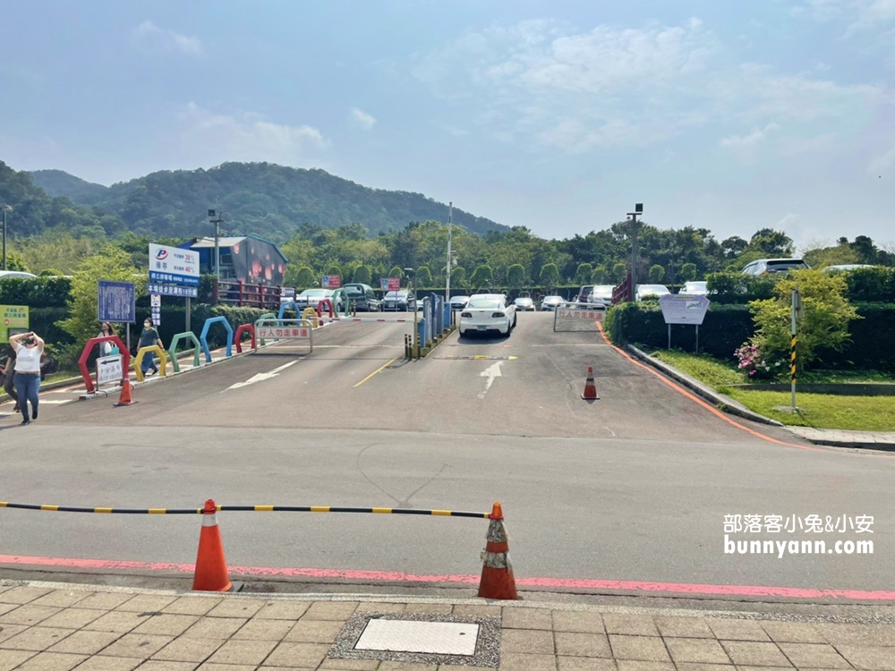 新北平溪區【十分瀑布】超親民賞瀑步道，下車走15分鐘即可抵達