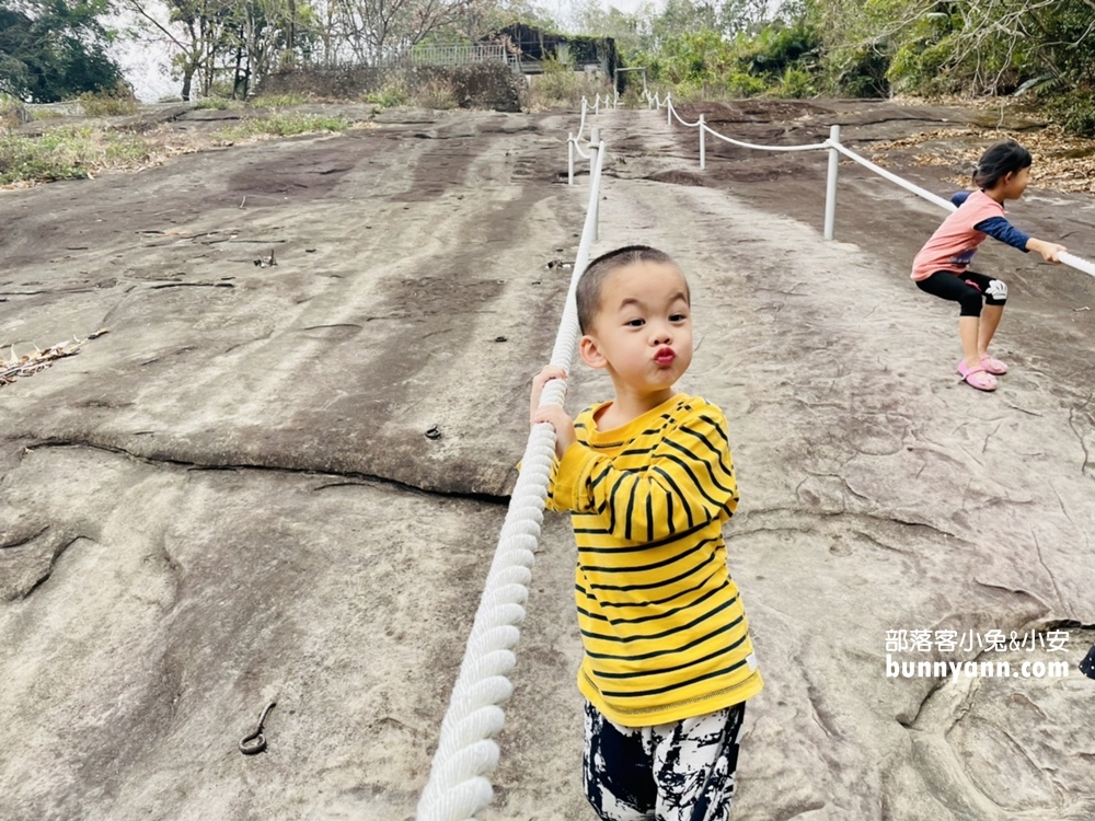 雲林》來當壁虎！草嶺峭壁雄風和小天梯，挑戰陡峭斜壁攻頂，漫遊草嶺十景之一
