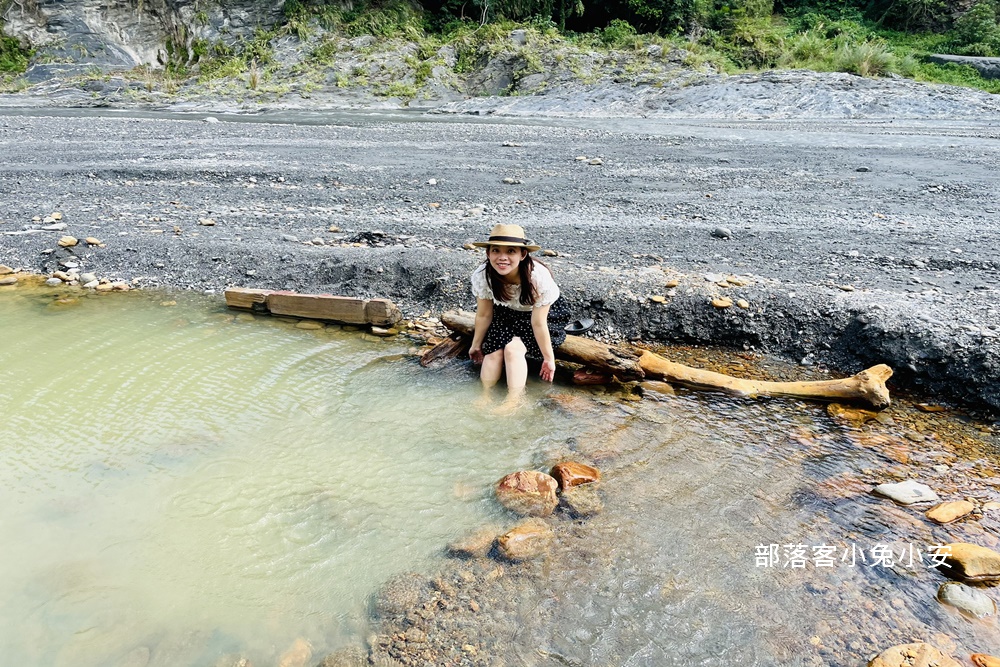 走路五分鐘可到的紅葉野溪溫泉，戶外咖必訪野溪牛奶湯浴!!