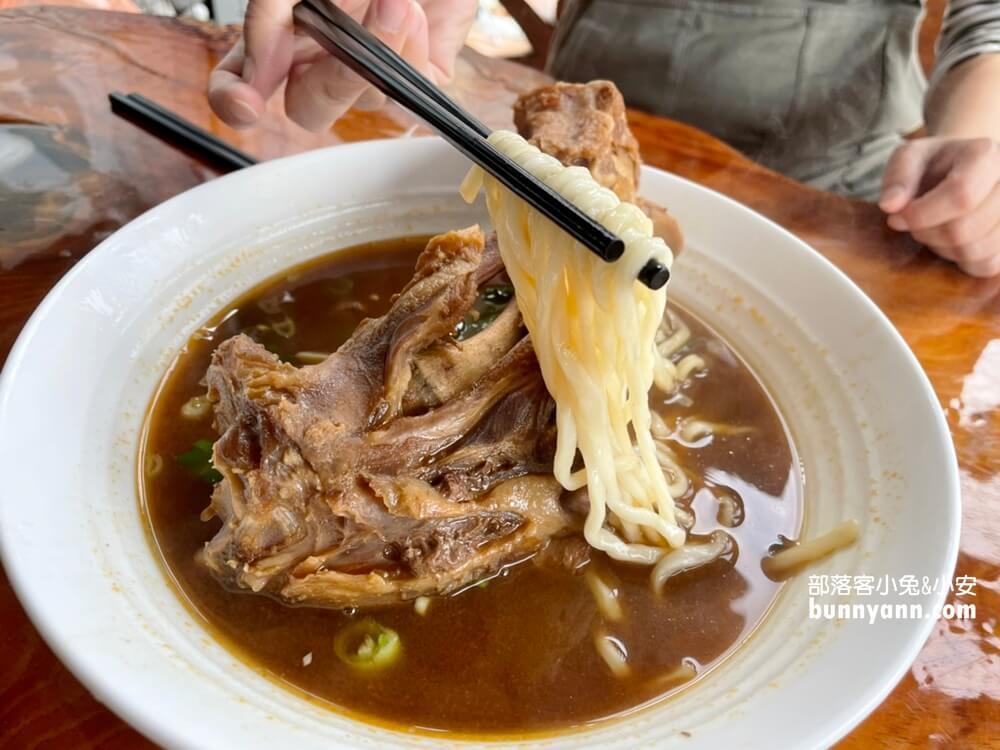 【哇哇哇大骨麵】比小孩手還粗的大骨麵，台東美食推薦