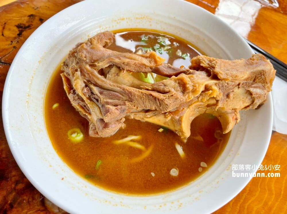 台東美食|哇哇哇大骨麵|都蘭比小孩手還粗的豬大骨|靠海村落必吃大骨麵