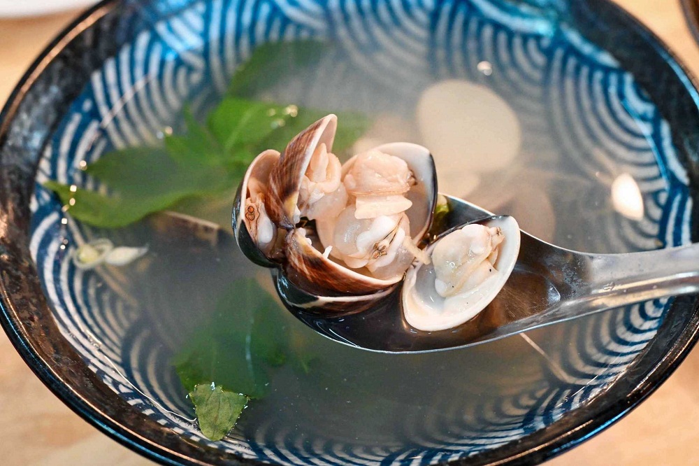 基隆必吃！吳姳麵館(A6263)，超過三十顆肥美蚵仔的男子漢蓋飯