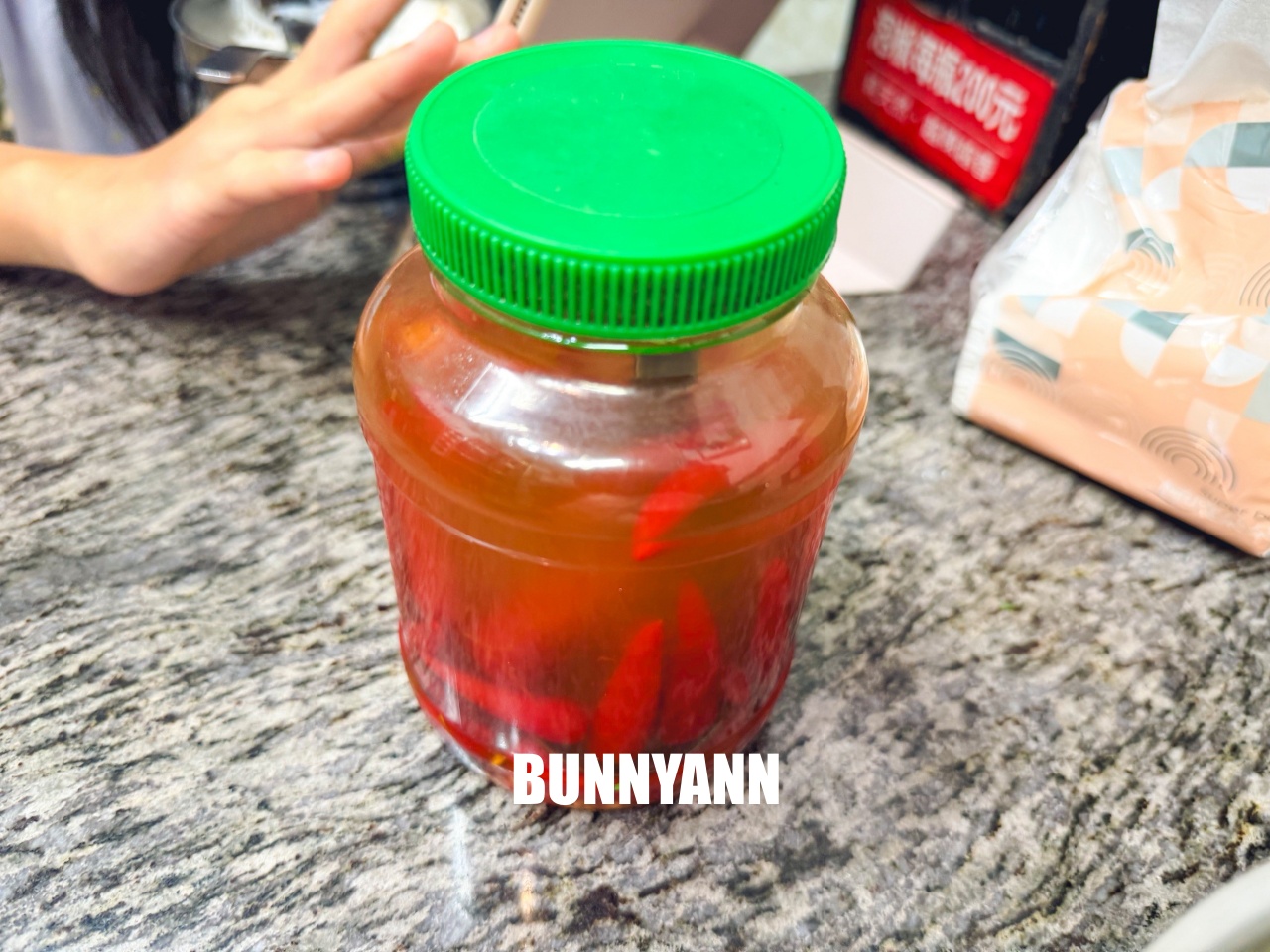 花蓮「單一純賣雞湯小卷米粉」一碗一百元好多料!!