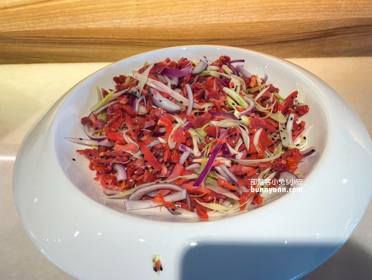 【陽明山天籟渡假酒店】從飯店前就能欣賞到陽明山的美麗風光，開車前往金山老街只需約15分鐘，地點超方便！
