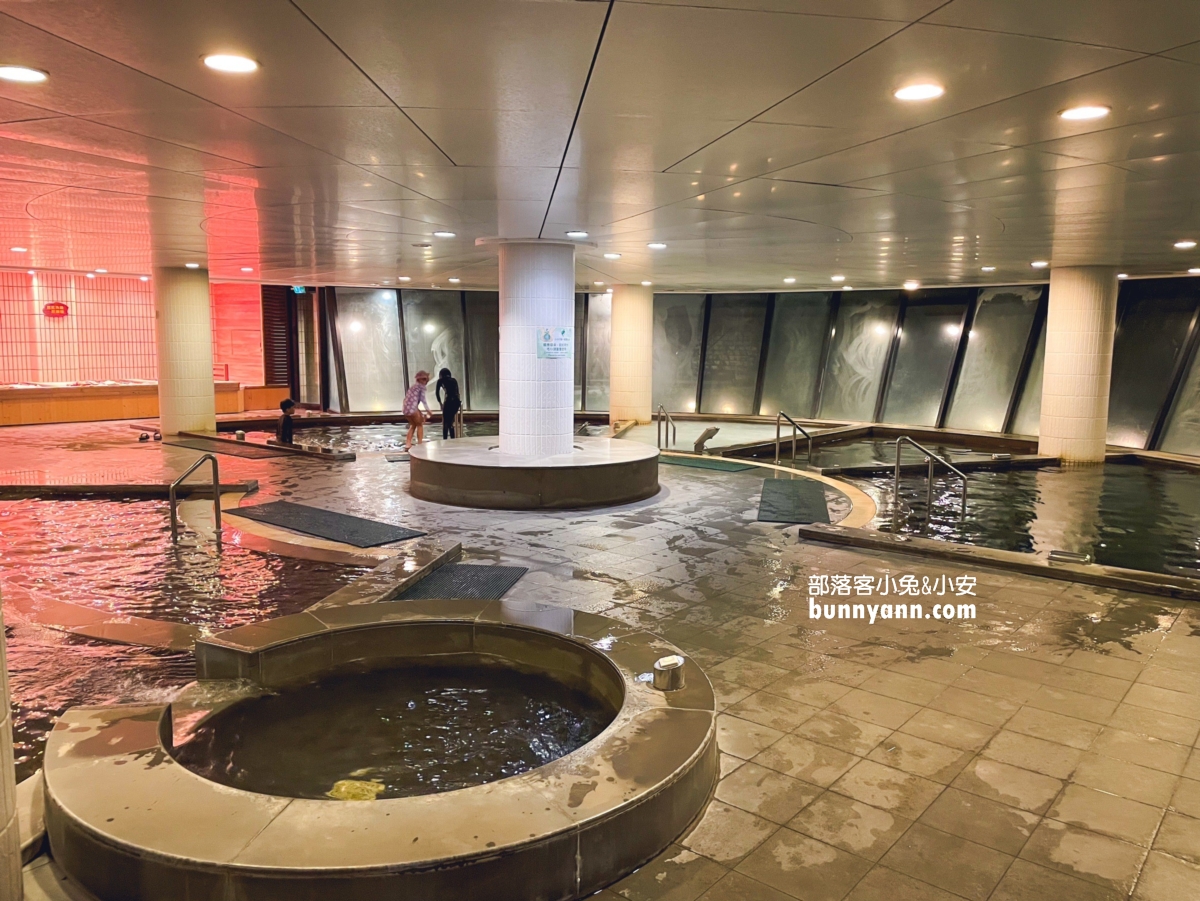 【陽明山天籟渡假酒店】從飯店前就能欣賞到陽明山的美麗風光，開車前往金山老街只需約15分鐘，地點超方便！