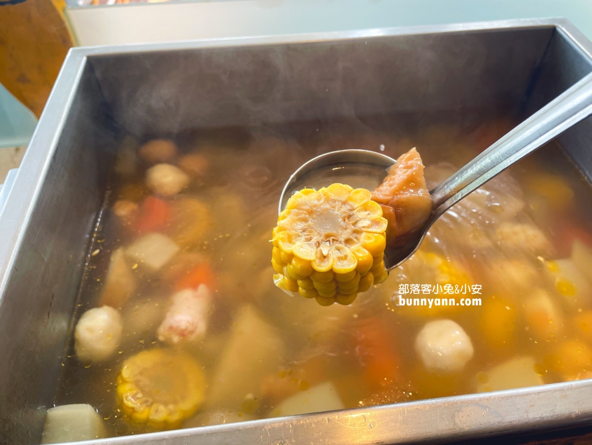 【陽明山天籟渡假酒店】從飯店前就能欣賞到陽明山的美麗風光，開車前往金山老街只需約15分鐘，地點超方便！