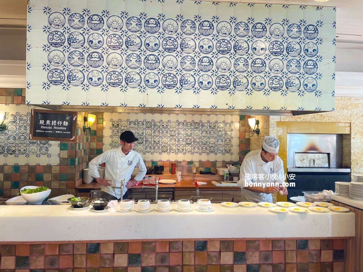 【陽明山天籟渡假酒店】從飯店前就能欣賞到陽明山的美麗風光，開車前往金山老街只需約15分鐘，地點超方便！