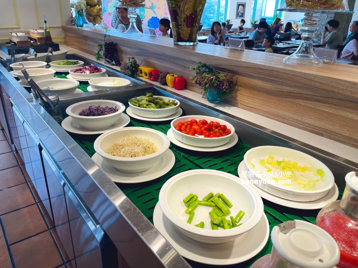 【陽明山天籟渡假酒店】從飯店前就能欣賞到陽明山的美麗風光，開車前往金山老街只需約15分鐘，地點超方便！