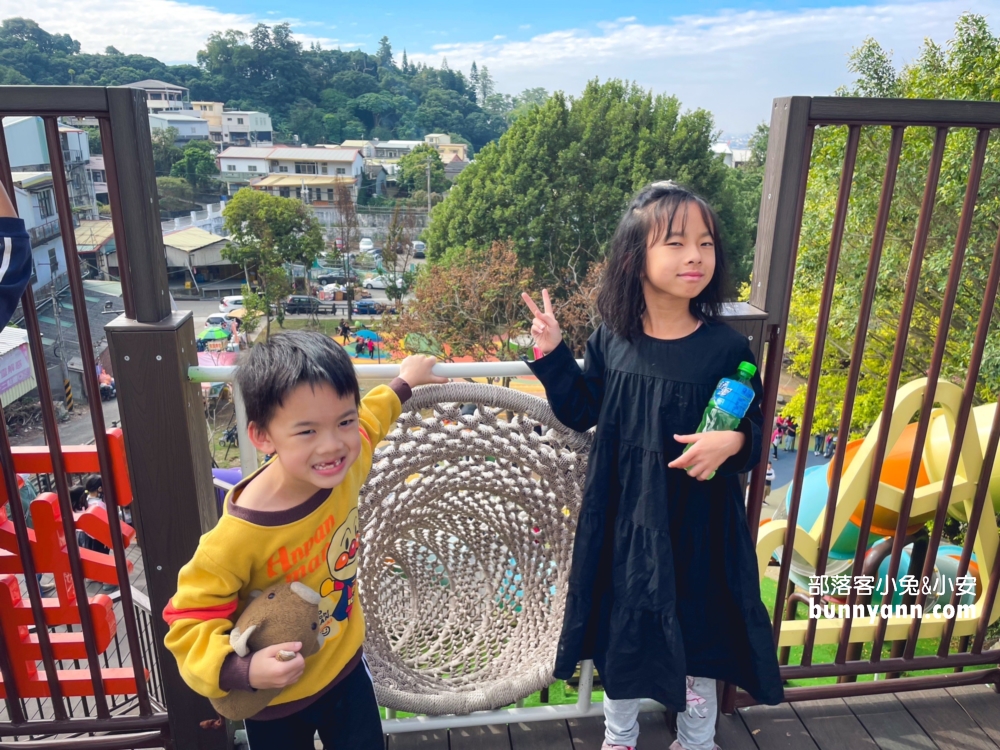 彰化【百果山溜滑梯】3層樓高26公尺溜滑梯超好玩。