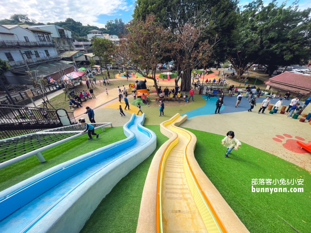 彰化【百果山溜滑梯】3層樓高26公尺溜滑梯超好玩。