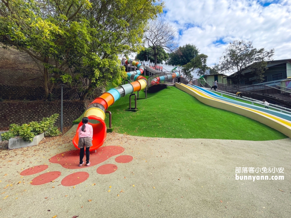 彰化【百果山溜滑梯】3層樓高26公尺溜滑梯超好玩。