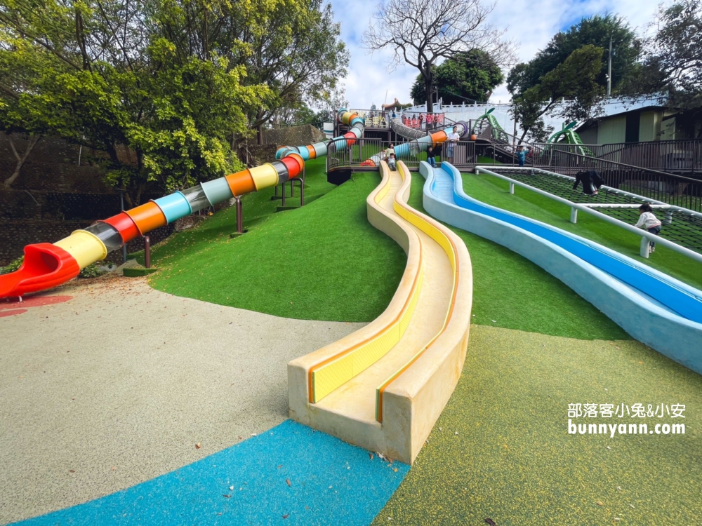 彰化【百果山溜滑梯】3層樓高26公尺溜滑梯超好玩。