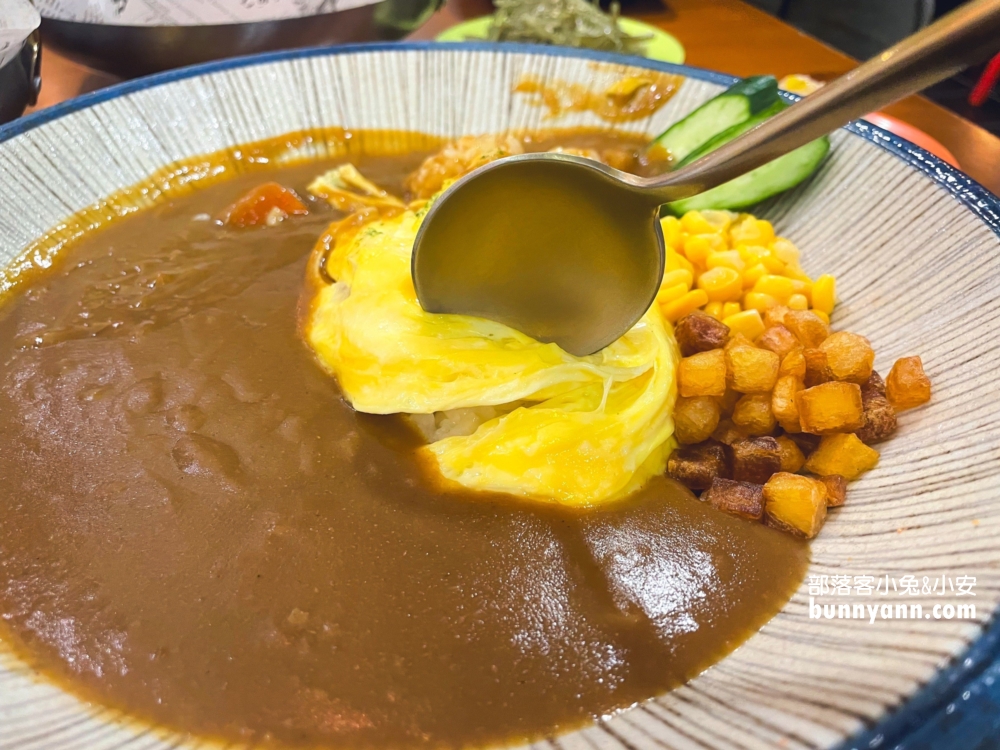 基隆美食推薦》一燔歐姆蛋咖哩、炸雞，隱藏版咖哩飯專賣店。