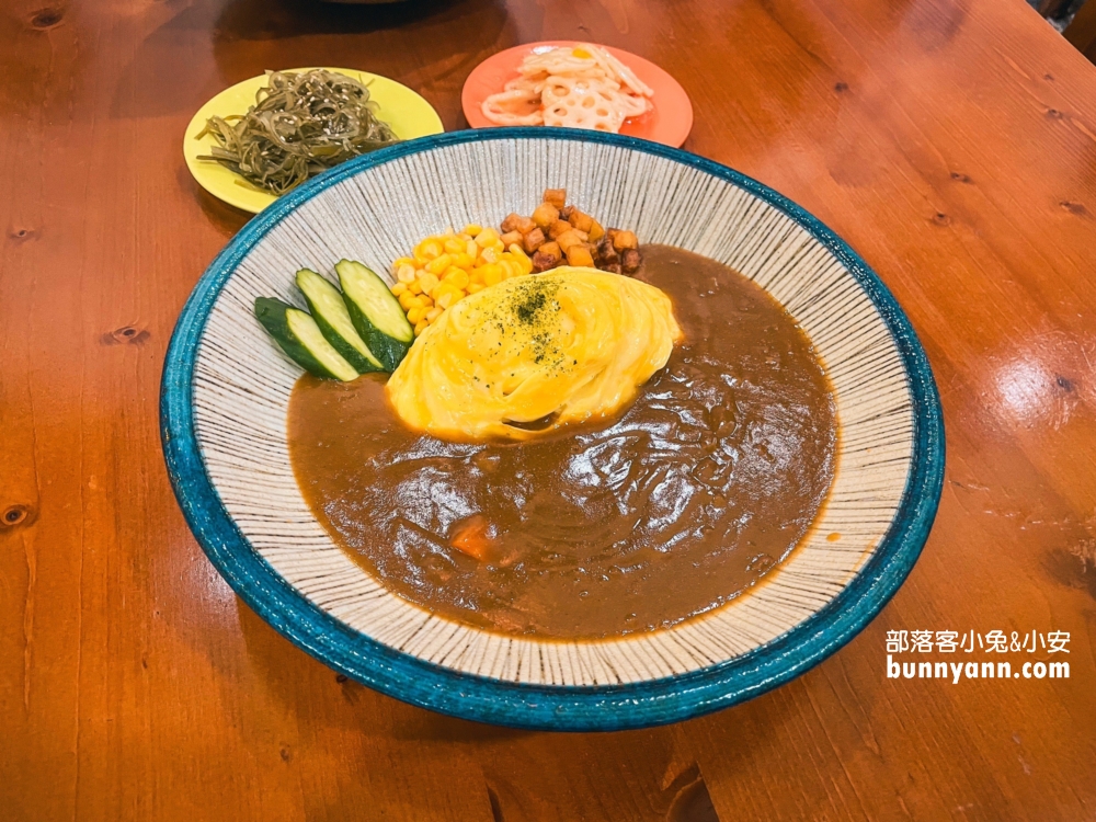 基隆美食推薦》一燔歐姆蛋咖哩、炸雞，隱藏版咖哩飯專賣店。