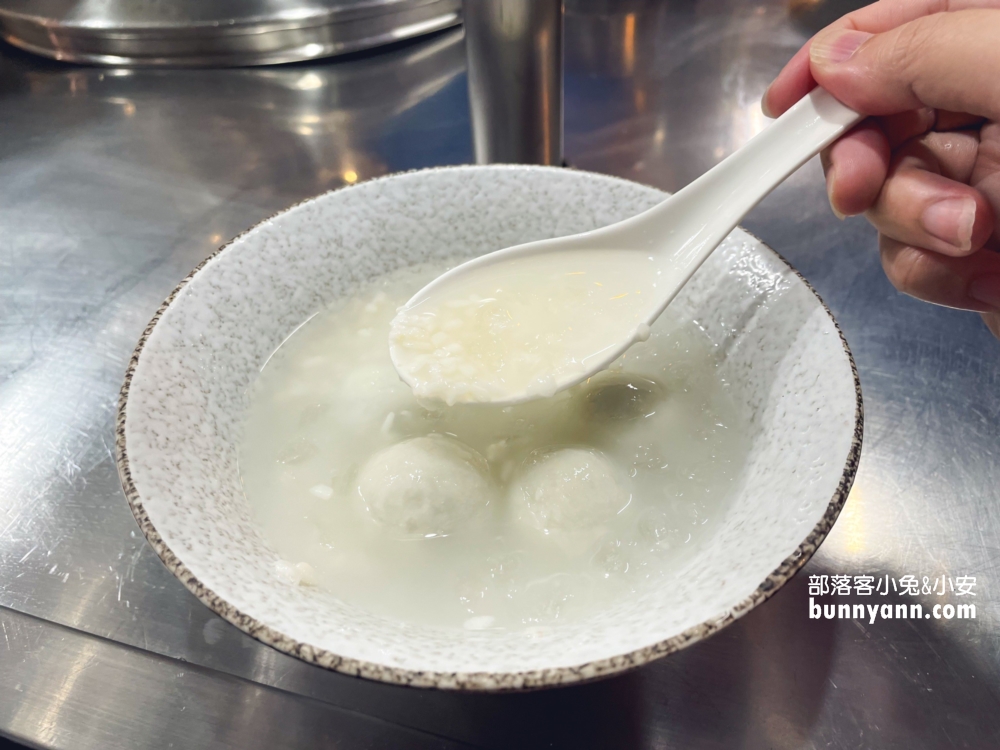 愛四路「全家福元宵」酒釀芝麻湯圓風味獨具，逾50年老店還可外帶生湯圓。
