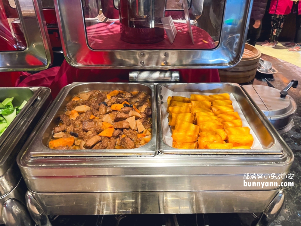 台北推薦「圓山大飯店松鶴廳」物超所值自助餐，清蒸三點蟹超好吃。