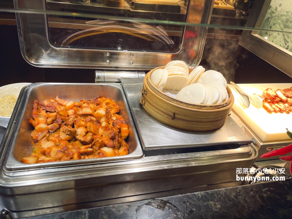 台北推薦「圓山大飯店松鶴廳」物超所值自助餐，清蒸三點蟹超好吃。