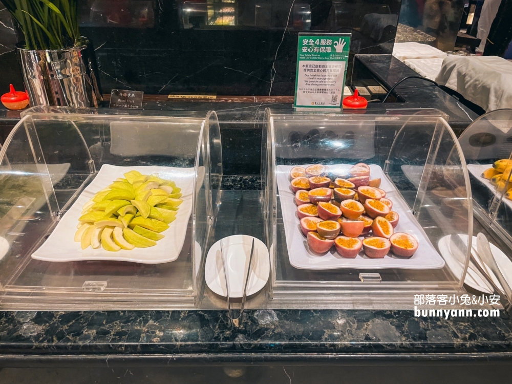 台北推薦「圓山大飯店松鶴廳」物超所值自助餐，清蒸三點蟹超好吃。