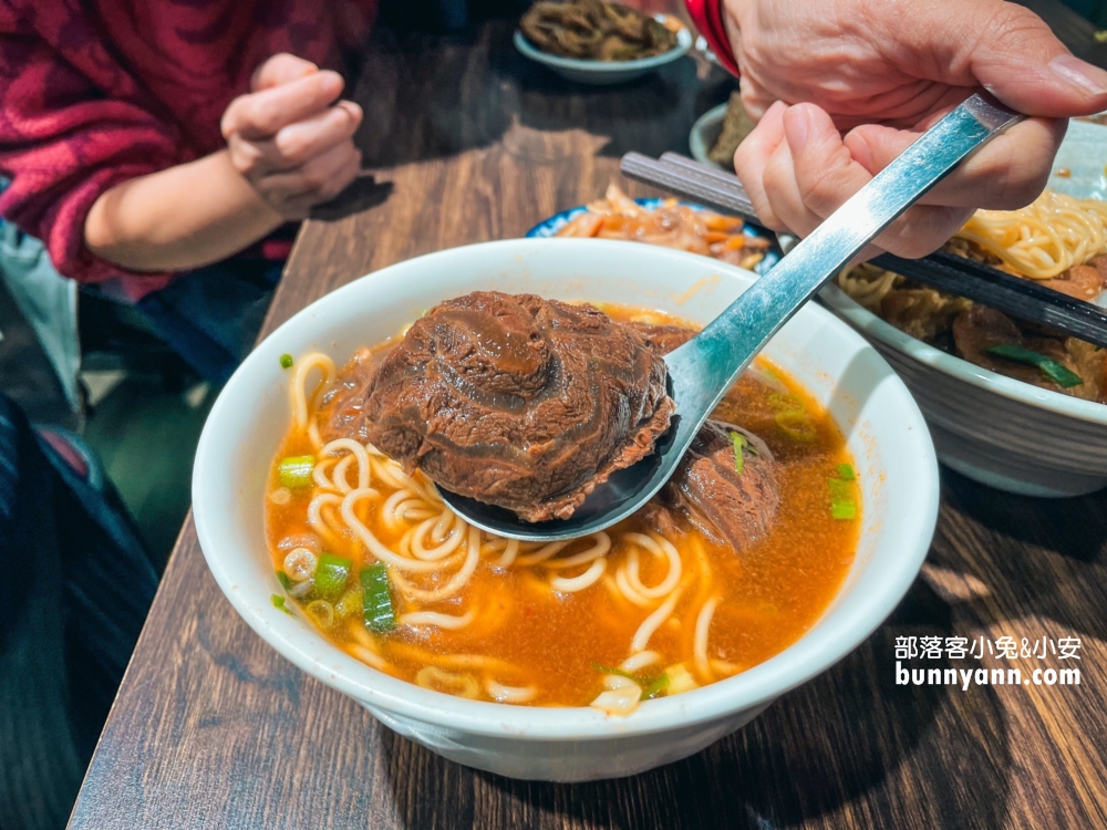 大安區美食》小公園牛肉麵，將近半個手掌大的牛肉塊有夠好吃。