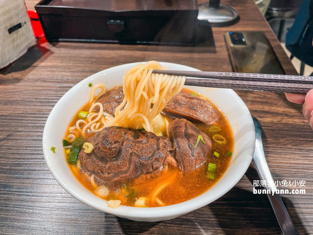 大安區美食》小公園牛肉麵，將近半個手掌大的牛肉塊有夠好吃。