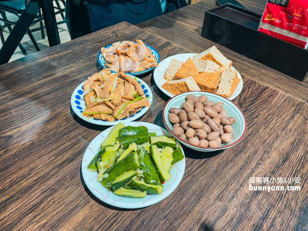 大安區美食》小公園牛肉麵，將近半個手掌大的牛肉塊有夠好吃。