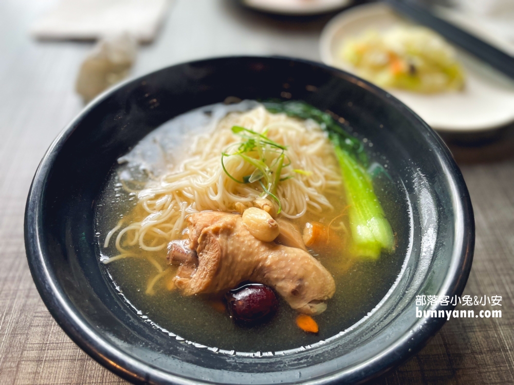桃城茶樣子(承億文旅)，來住榻榻米房、無邊際泳池超美的。