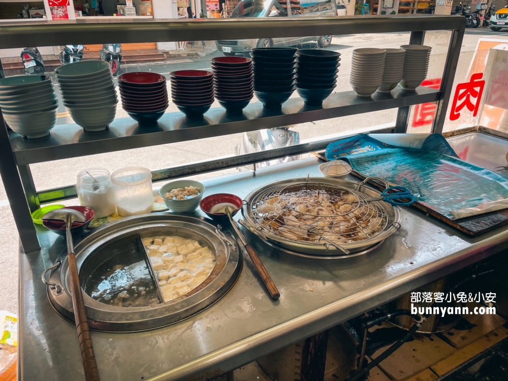 水里美食「謝家肉圓」自製的白醬搭Ｑ嫩肉圓真好吃。