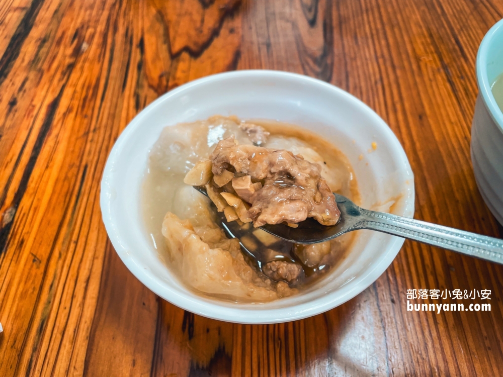 水里美食「謝家肉圓」自製的白醬搭Ｑ嫩肉圓真好吃。