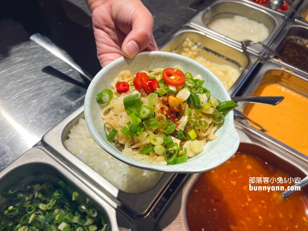肉多多火鍋 台北西門店，最低349元起享受40多種的自助吧吃到飽，連續三年網路聲量與好感度第一名。