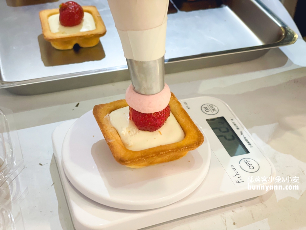 【台北京站快閃店】Cheese Talk，放整顆草莓的雪藏草莓芝士燒，晚來就搶不到。