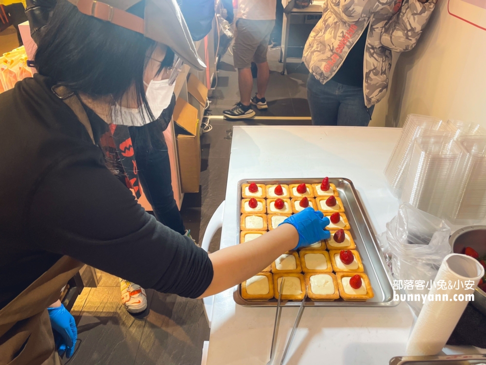 【台北京站快閃店】Cheese Talk，放整顆草莓的雪藏草莓芝士燒，晚來就搶不到。