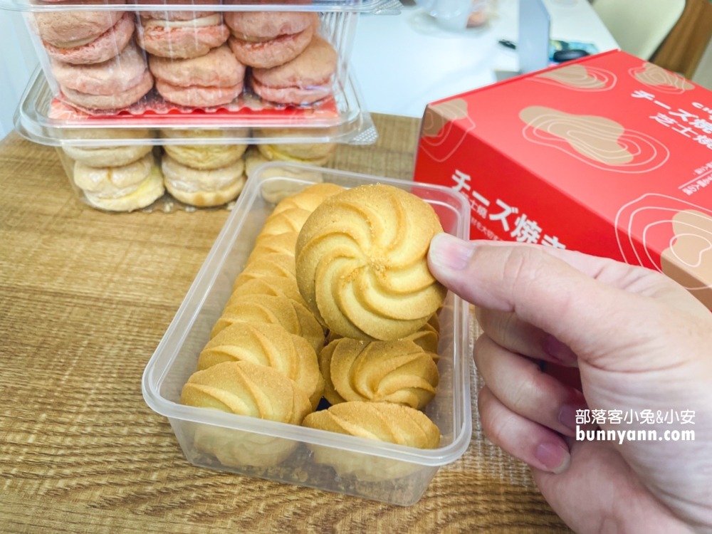 【台北京站快閃店】Cheese Talk，放整顆草莓的雪藏草莓芝士燒，晚來就搶不到。